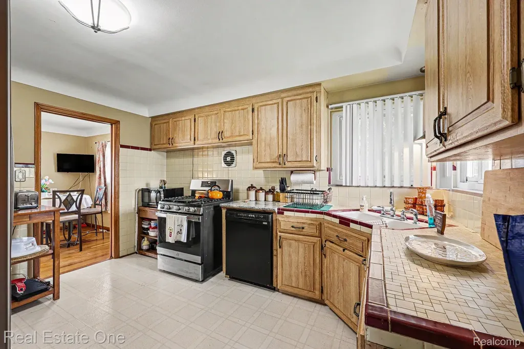 23705 Wilmot Avenue Eastpointe City MI 48021