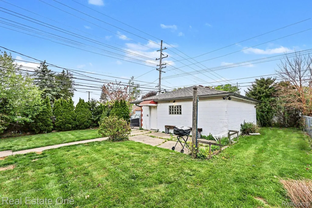 23705 Wilmot Avenue Eastpointe City MI 48021