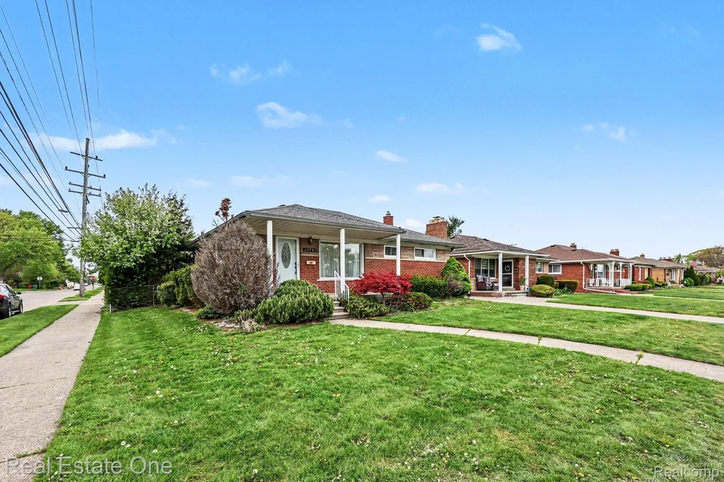 23705 Wilmot Avenue Eastpointe City MI 48021