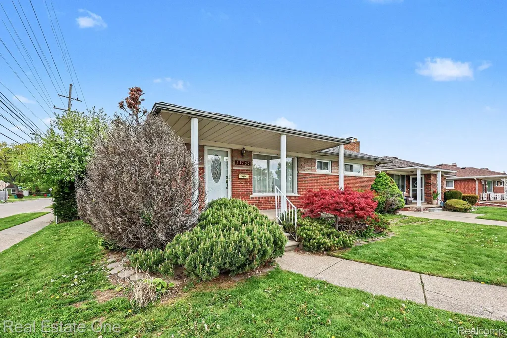 23705 Wilmot Avenue Eastpointe City MI 48021