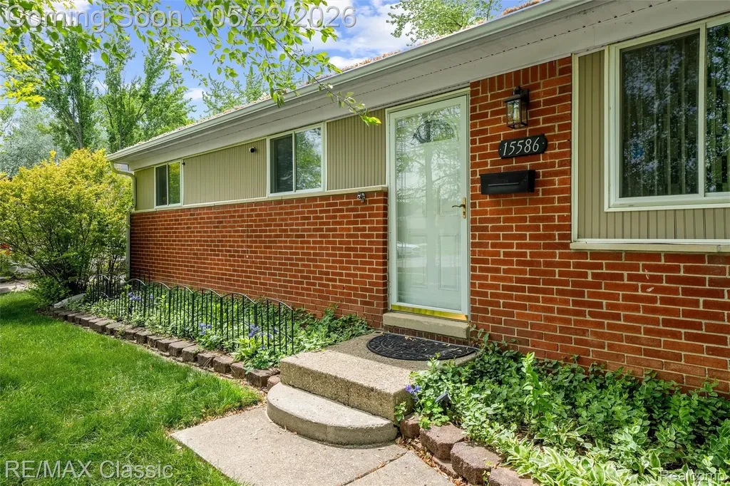 15586 Oakbrook Street Romulus City MI 48174