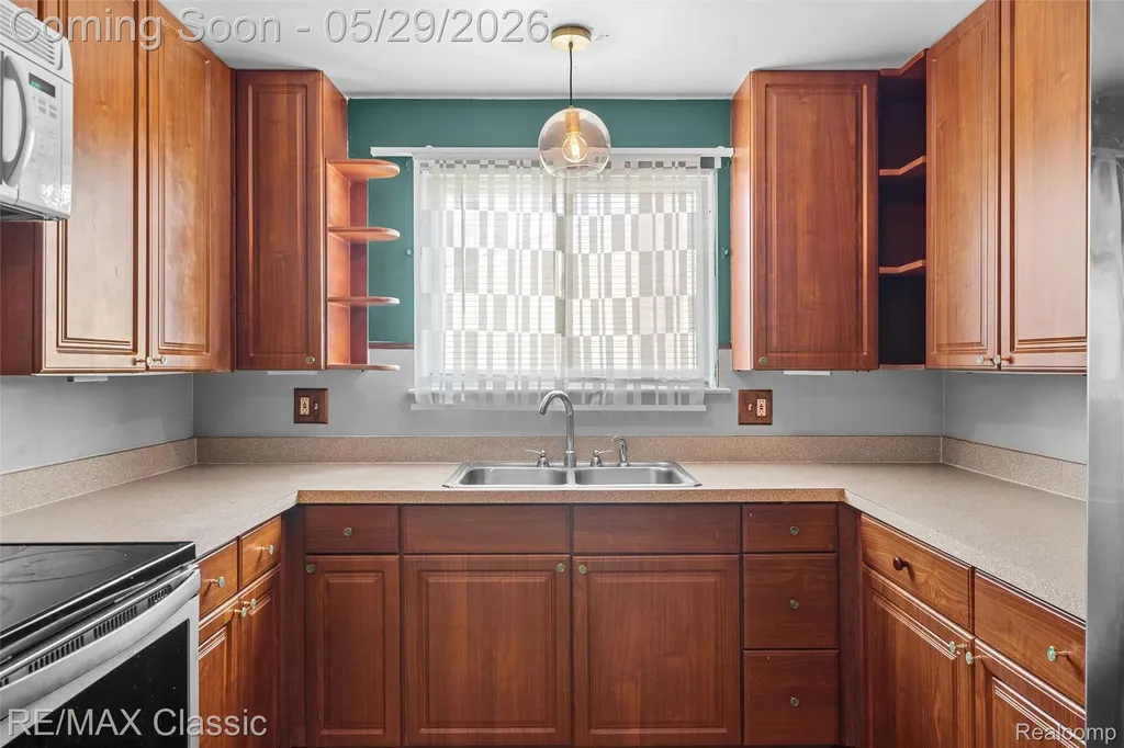 15586 Oakbrook Street Romulus City MI 48174