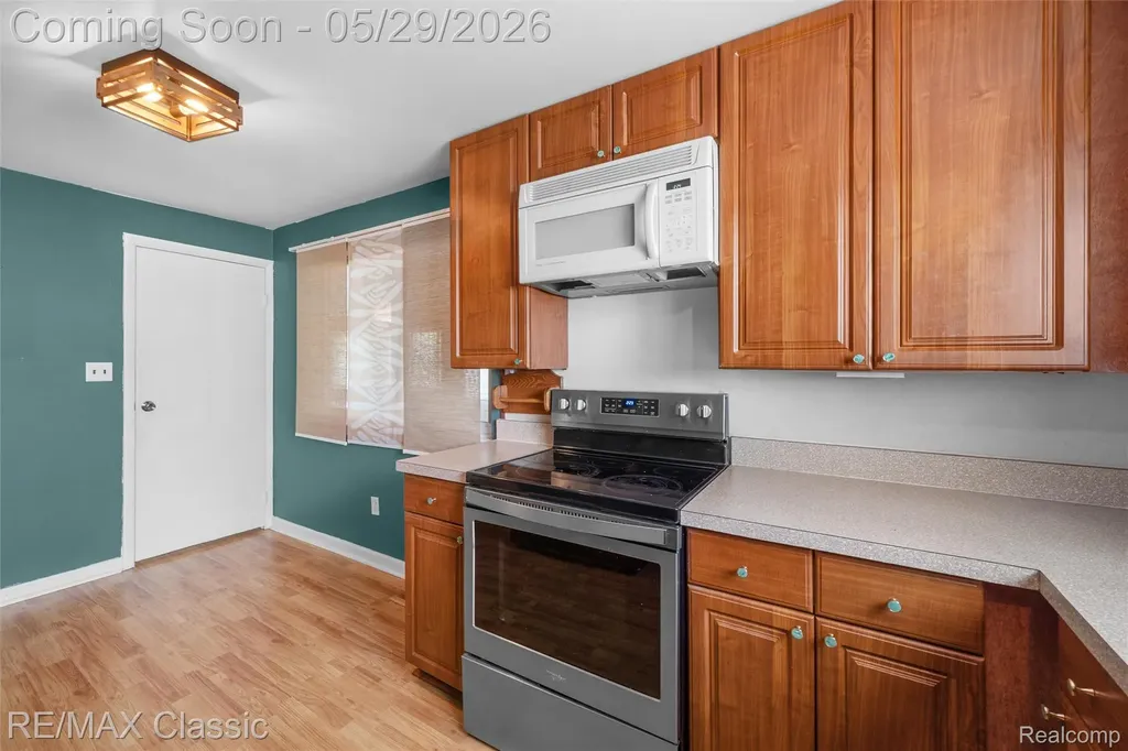 15586 Oakbrook Street Romulus City MI 48174