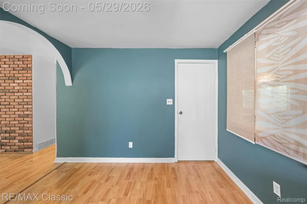 15586 Oakbrook Street Romulus City MI 48174