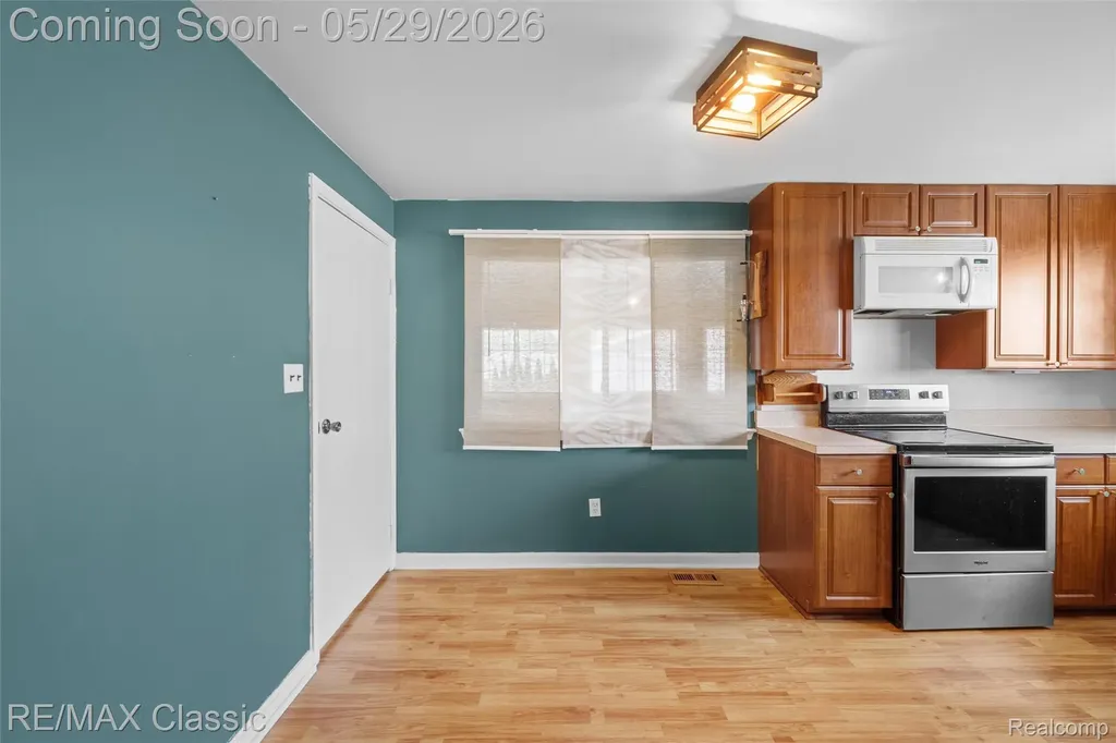 15586 Oakbrook Street Romulus City MI 48174