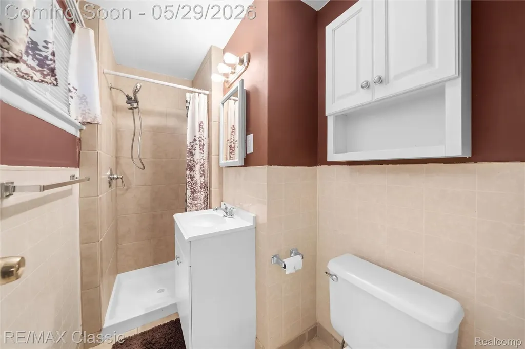 15586 Oakbrook Street Romulus City MI 48174