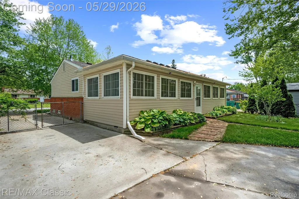 15586 Oakbrook Street Romulus City MI 48174