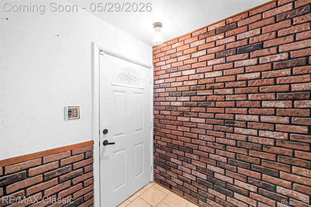 15586 Oakbrook Street Romulus City MI 48174