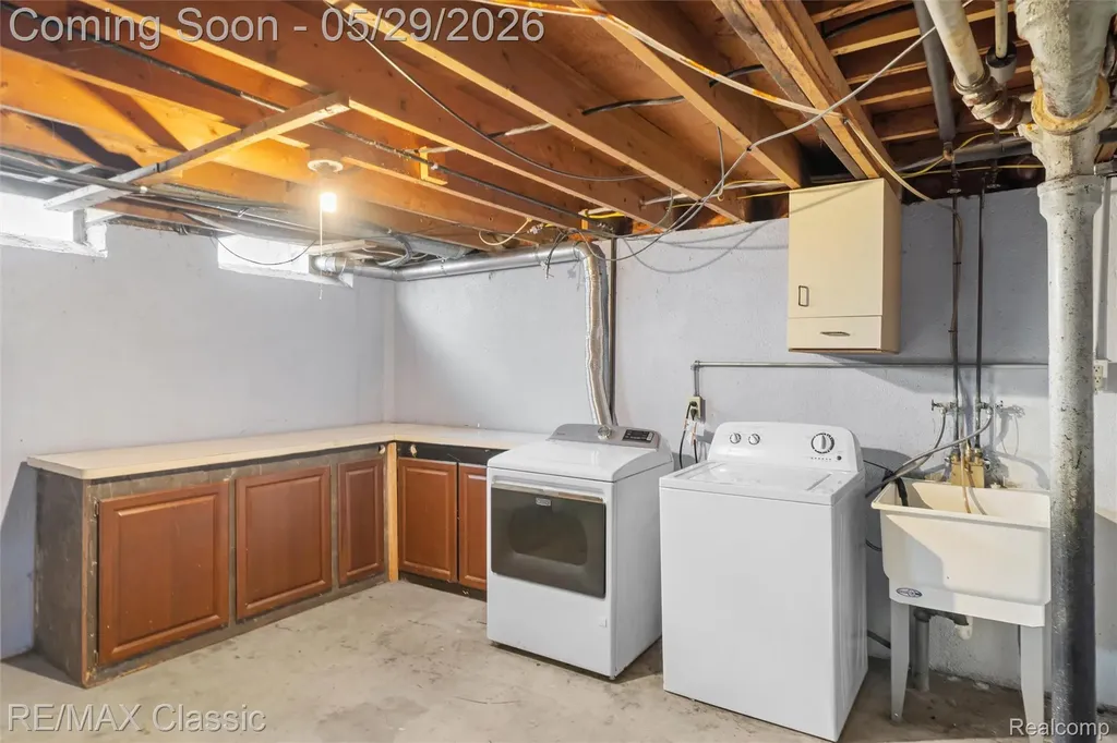 15586 Oakbrook Street Romulus City MI 48174