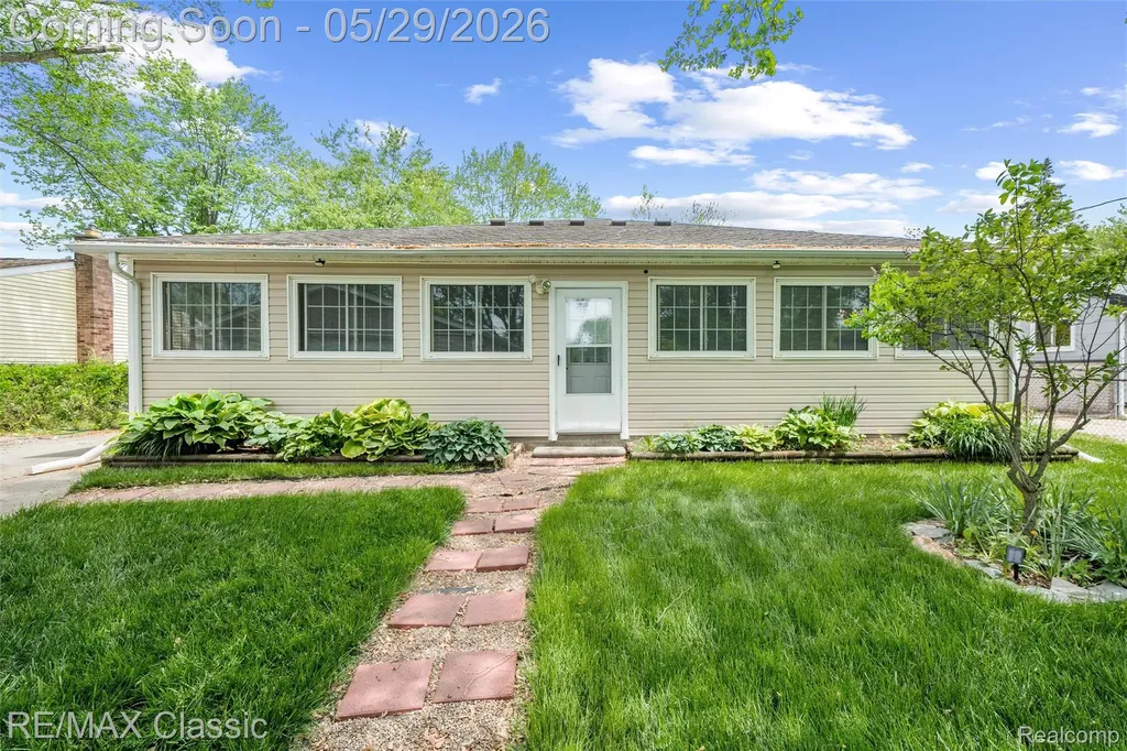 15586 Oakbrook Street Romulus City MI 48174