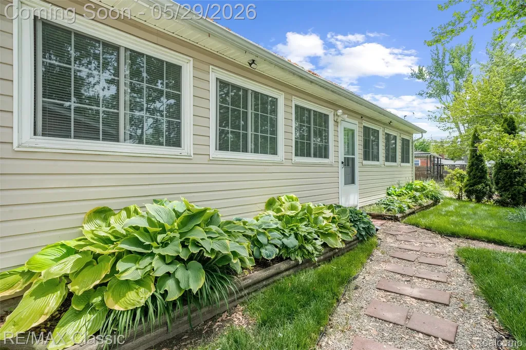 15586 Oakbrook Street Romulus City MI 48174