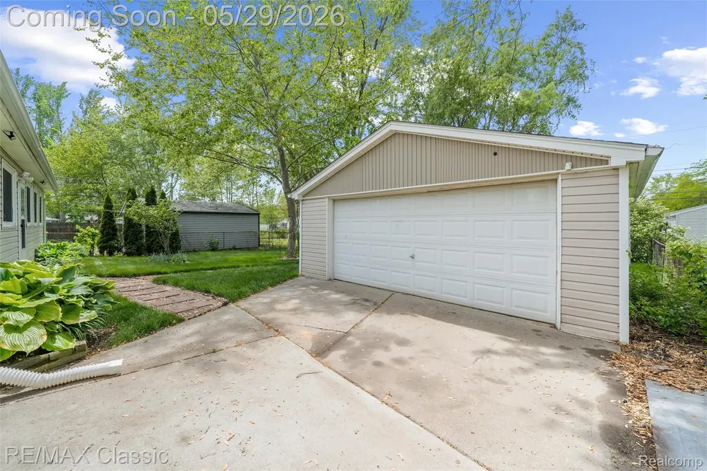 15586 Oakbrook Street Romulus City MI 48174
