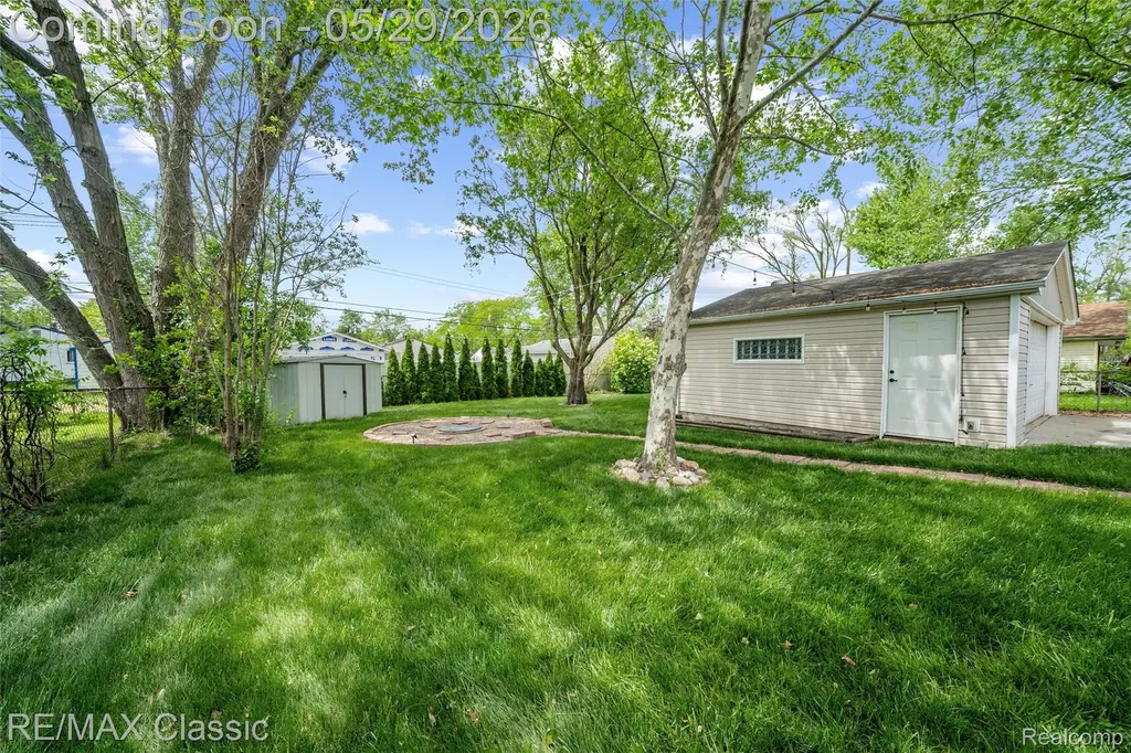 15586 Oakbrook Street Romulus City MI 48174