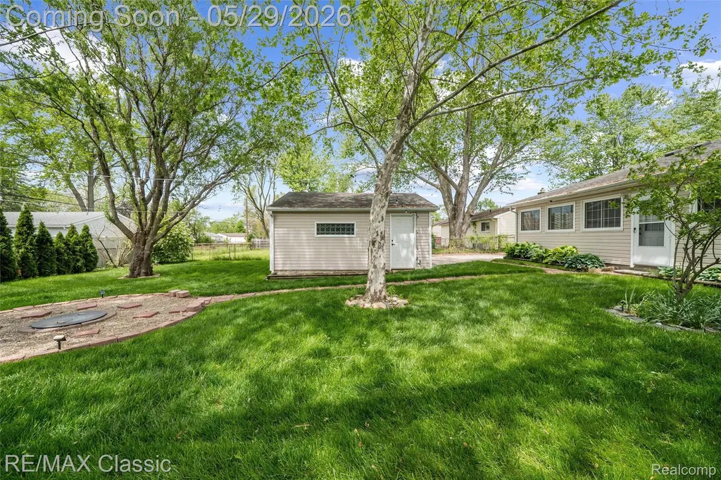 15586 Oakbrook Street Romulus City MI 48174