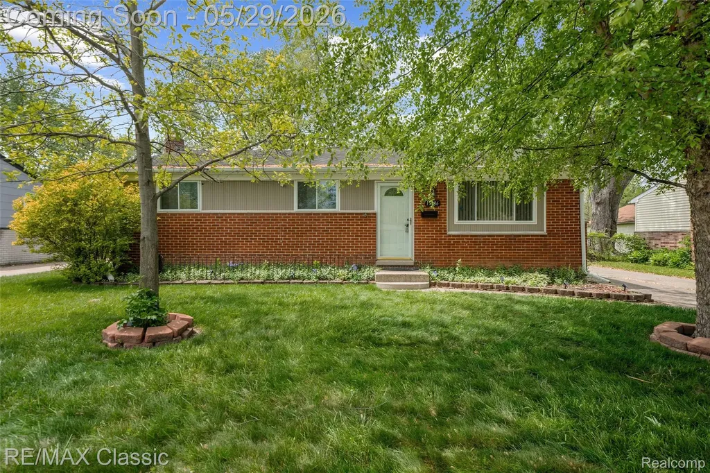 15586 Oakbrook Street Romulus City MI 48174