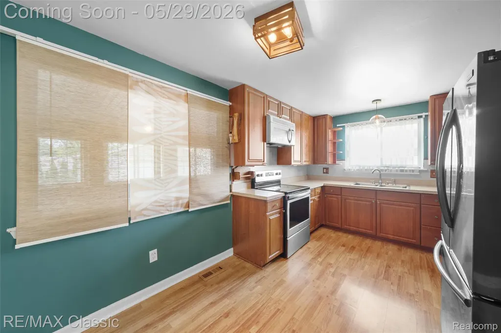15586 Oakbrook Street Romulus City MI 48174