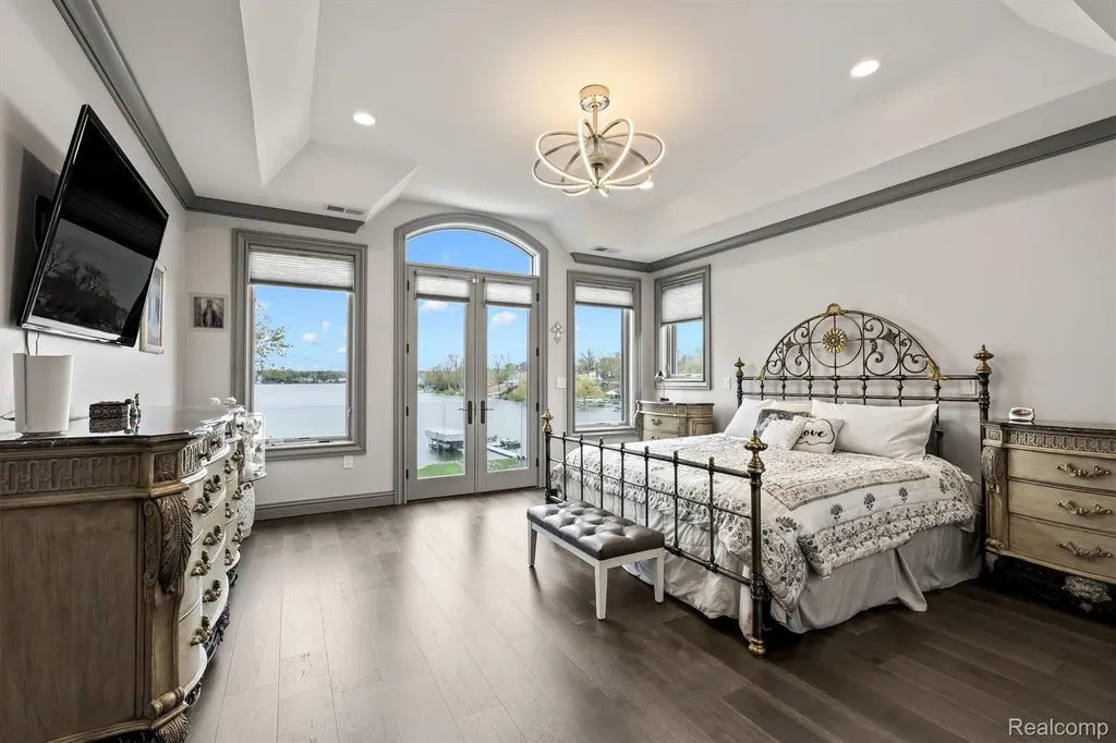 2390 Walnut Lake Road West Bloomfield Charter Township MI 48323