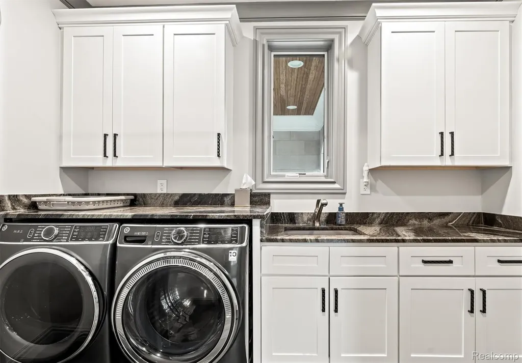 2390 Walnut Lake Road West Bloomfield Charter Township MI 48323