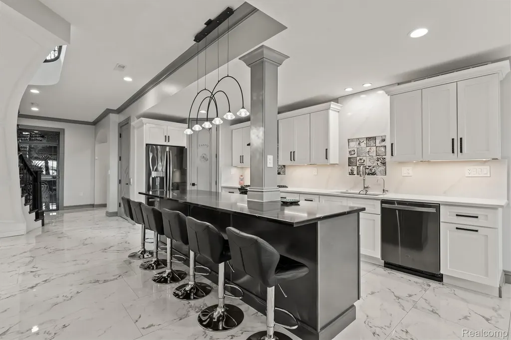 2390 Walnut Lake Road West Bloomfield Charter Township MI 48323