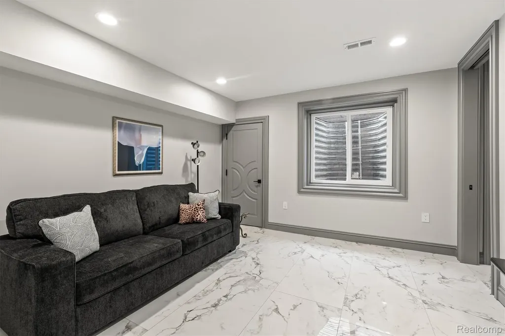 2390 Walnut Lake Road West Bloomfield Charter Township MI 48323