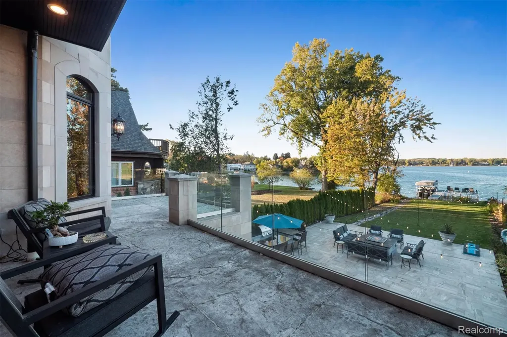 2390 Walnut Lake Road West Bloomfield Charter Township MI 48323