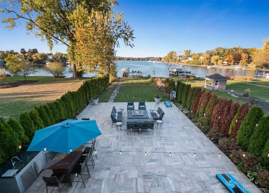 2390 Walnut Lake Road West Bloomfield Charter Township MI 48323