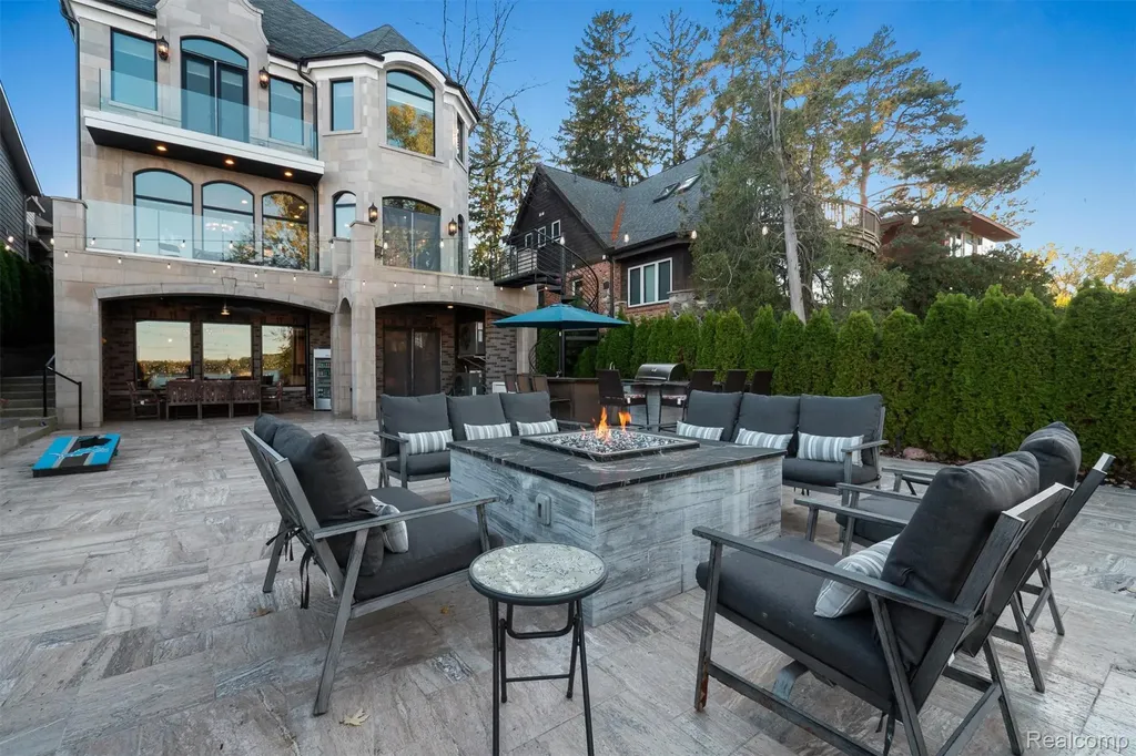 2390 Walnut Lake Road West Bloomfield Charter Township MI 48323