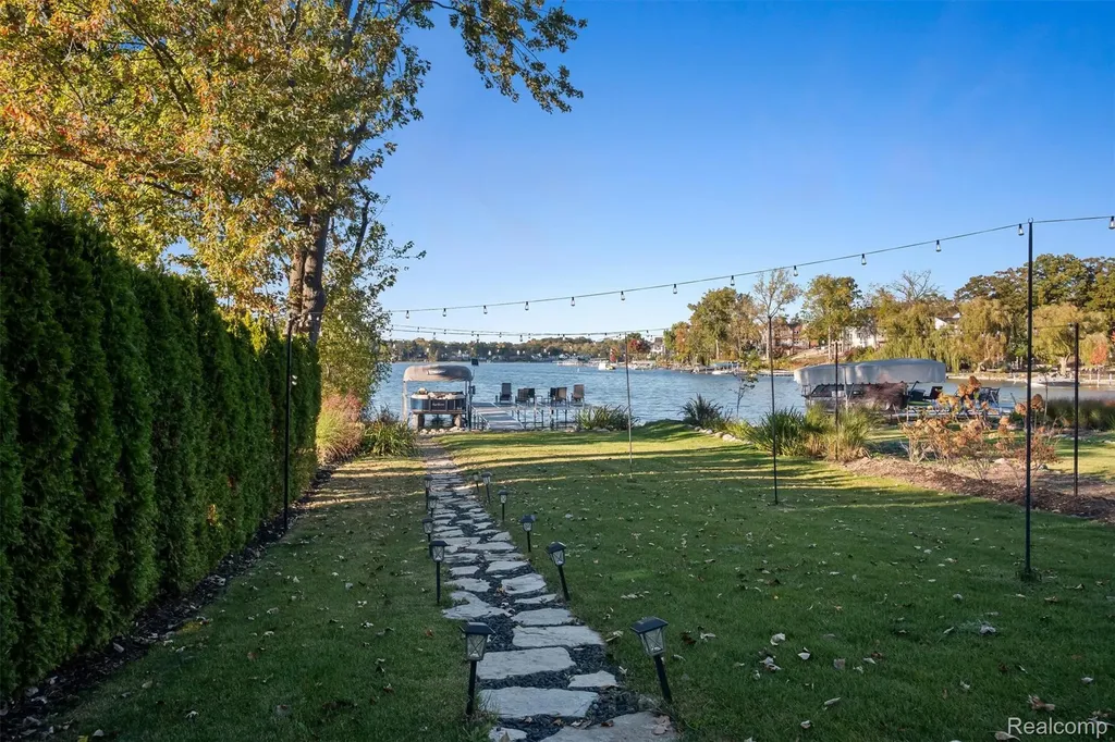 2390 Walnut Lake Road West Bloomfield Charter Township MI 48323