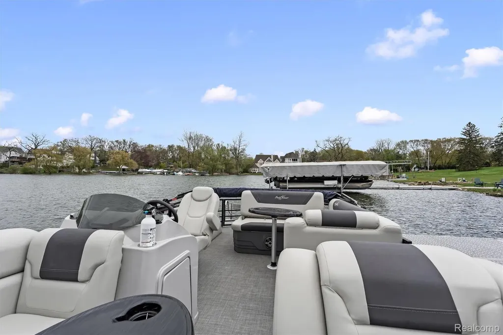 2390 Walnut Lake Road West Bloomfield Charter Township MI 48323