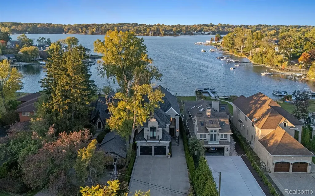 2390 Walnut Lake Road West Bloomfield Charter Township MI 48323