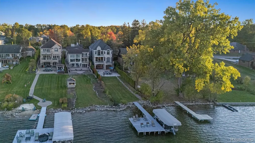 2390 Walnut Lake Road West Bloomfield Charter Township MI 48323
