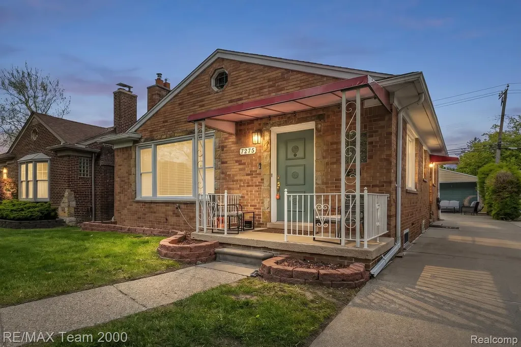 7275 Colonial Street Dearborn Heights City MI 48127