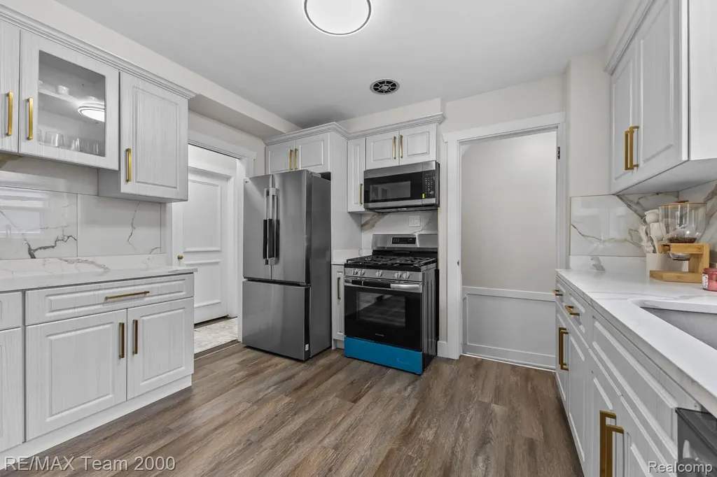 7275 Colonial Street Dearborn Heights City MI 48127