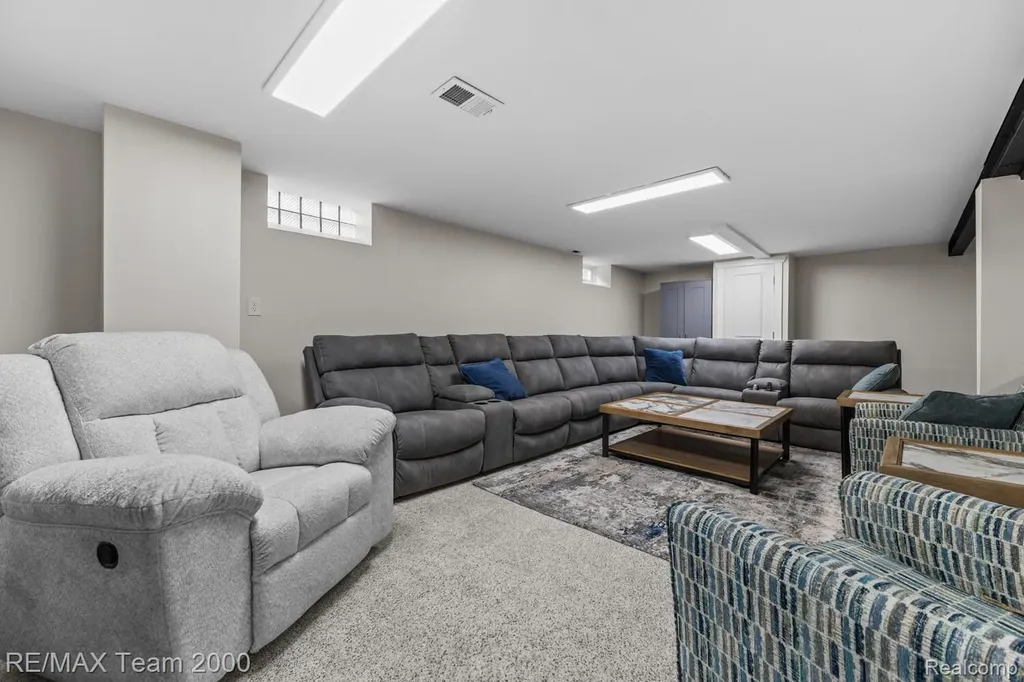 7275 Colonial Street Dearborn Heights City MI 48127