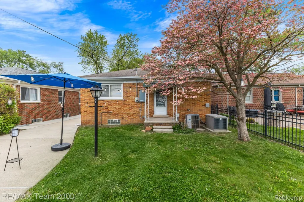 7275 Colonial Street Dearborn Heights City MI 48127