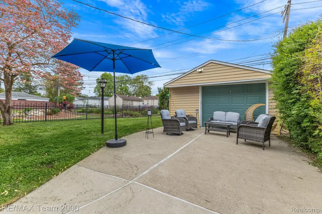 7275 Colonial Street Dearborn Heights City MI 48127