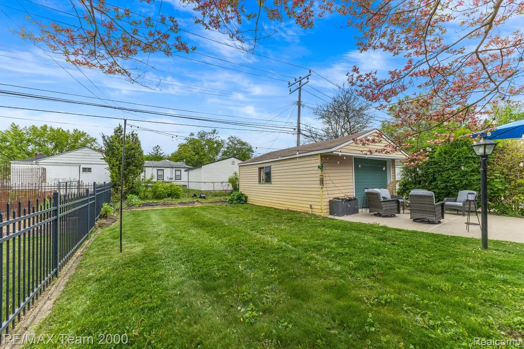 7275 Colonial Street Dearborn Heights City MI 48127