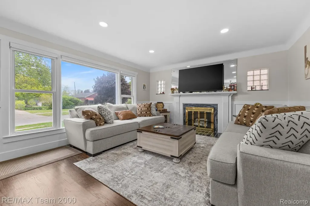 7275 Colonial Street Dearborn Heights City MI 48127