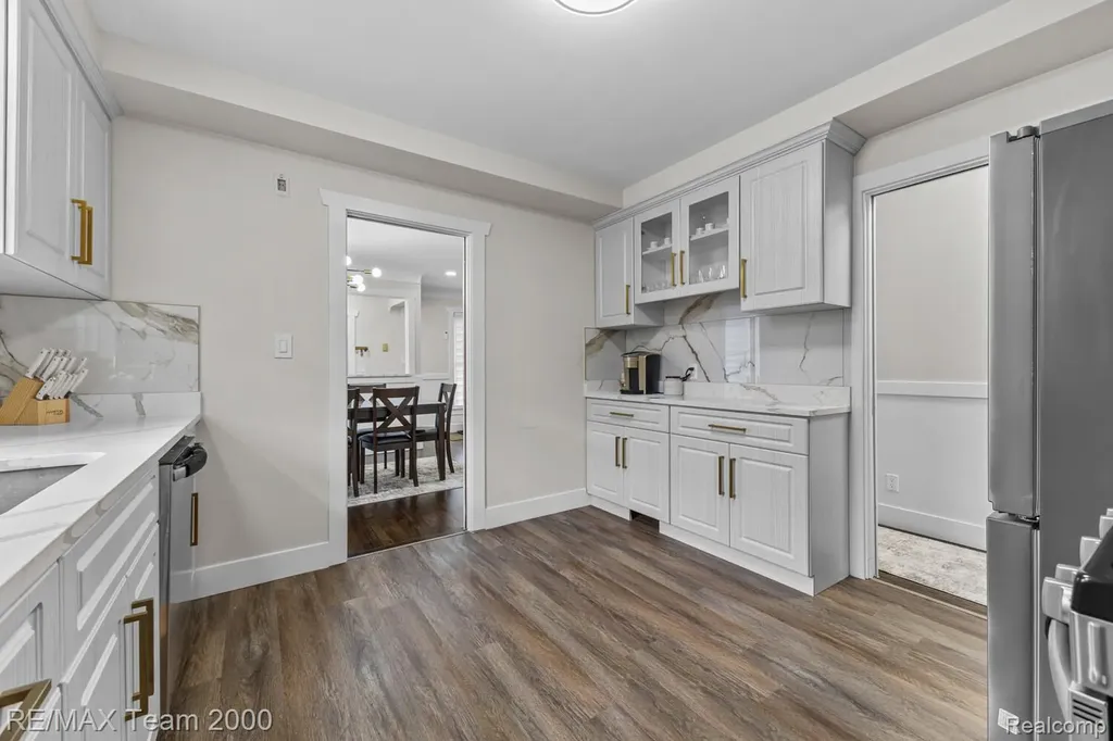 7275 Colonial Street Dearborn Heights City MI 48127