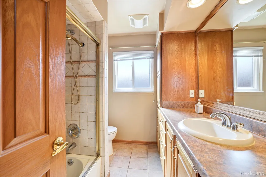 13455 Haupt Drive Warren City MI 48088