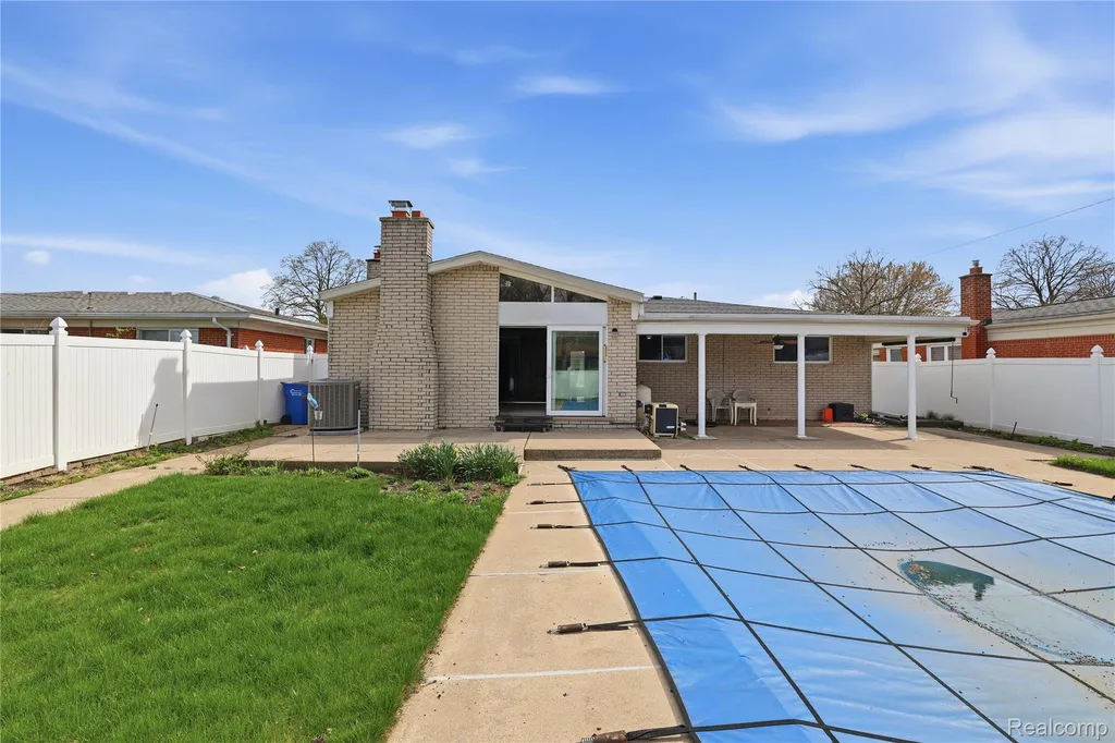13455 Haupt Drive Warren City MI 48088