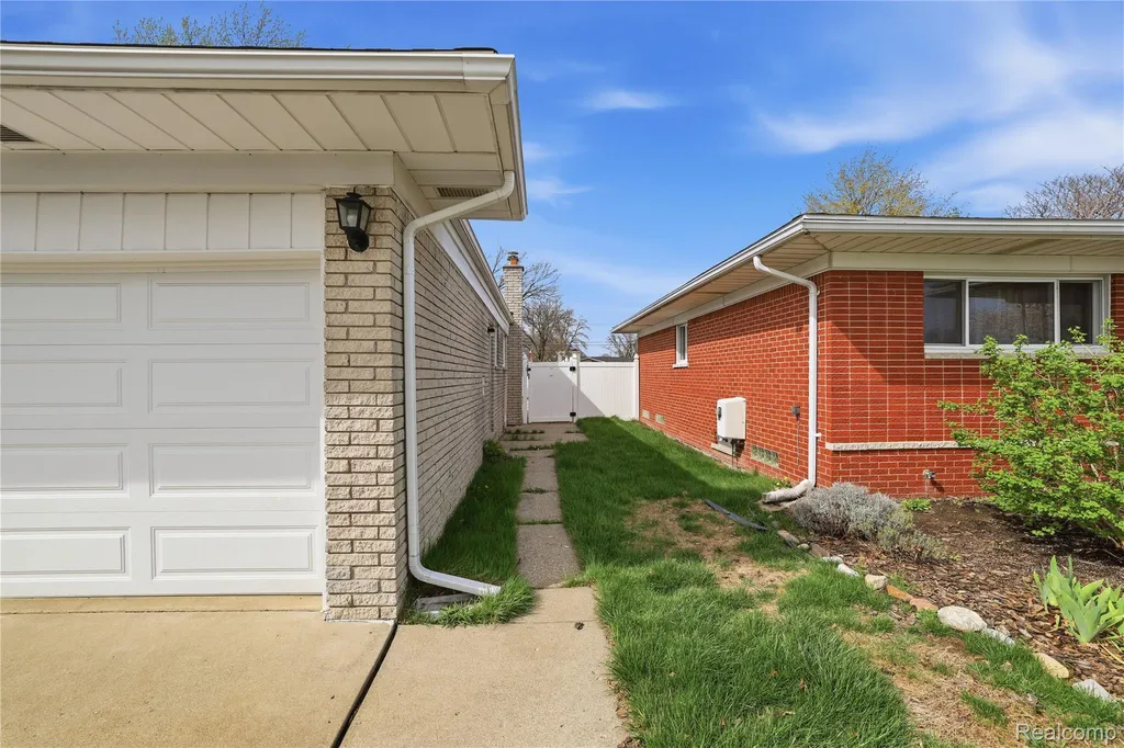 13455 Haupt Drive Warren City MI 48088