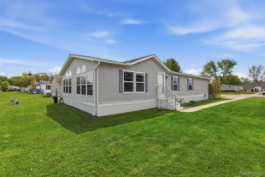 29220 Tanglewood Flat Rock City MI 48134