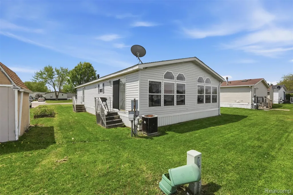 29220 Tanglewood Flat Rock City MI 48134