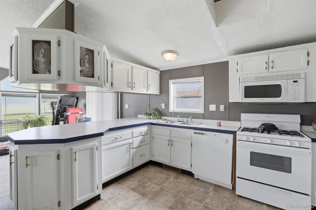 29220 Tanglewood Flat Rock City MI 48134