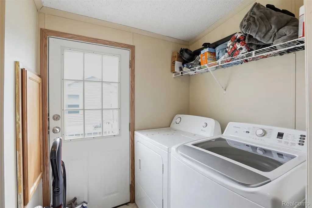 29220 Tanglewood Flat Rock City MI 48134