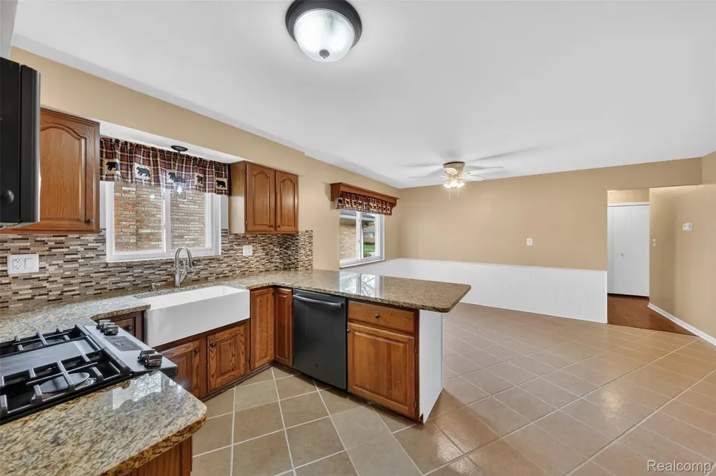 12014 Common Road Warren City MI 48093