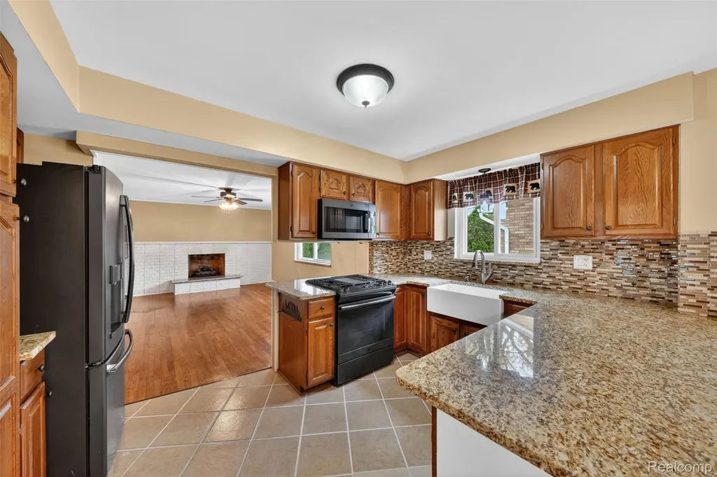 12014 Common Road Warren City MI 48093