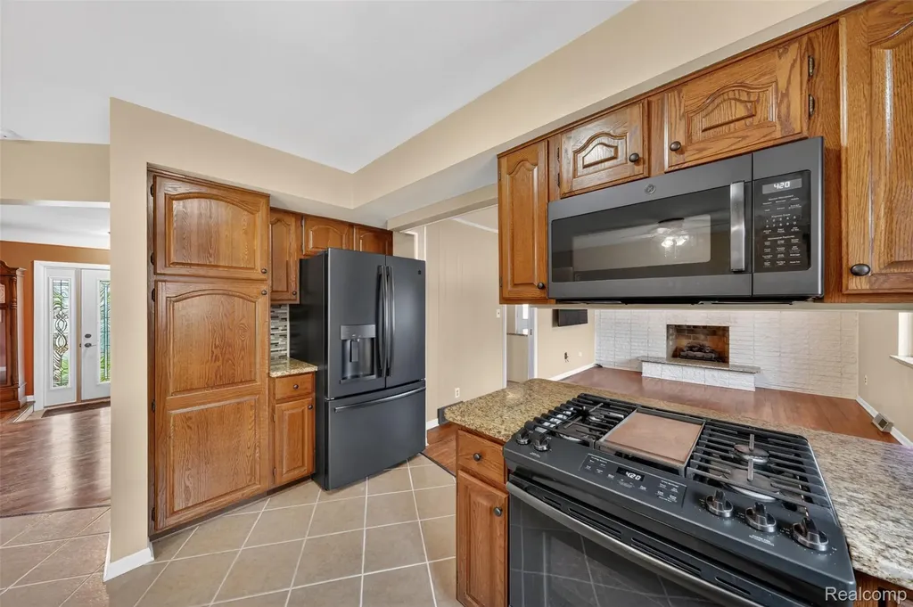 12014 Common Road Warren City MI 48093
