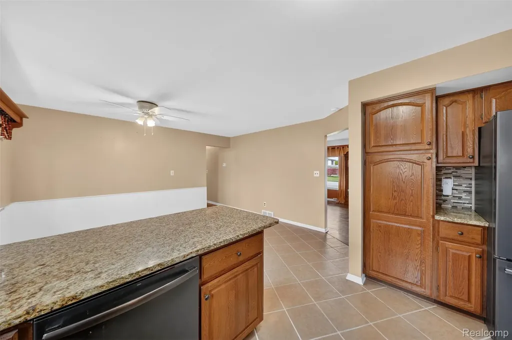 12014 Common Road Warren City MI 48093